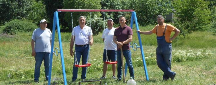 Съветниците от МК ГЕРБ/СДС дариха детска люлка за парк, създаден от граждани на Добрич