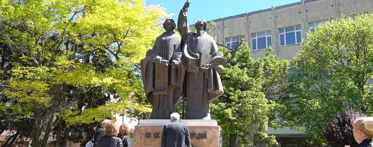 Уникална книга са написали четвъртокласниците от СУ“Св.св.Кирил и Методий“ посветена на патроните (ВИДЕО)