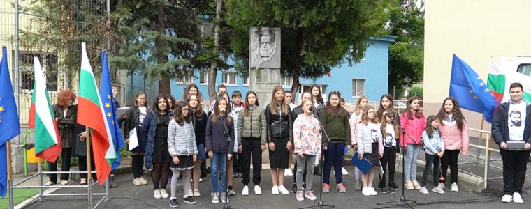 Добрич се поклони пред Ботев и героите, отдали живота си за България (ВИДЕО)