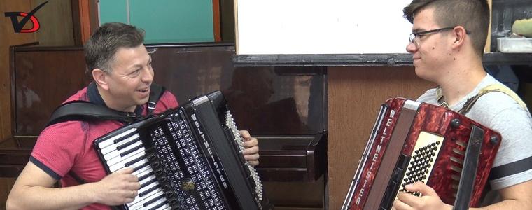 Ръководителят на оркестър „Плам“ Пламен Димитров с майсторски клас в Добрич (ВИДЕО)