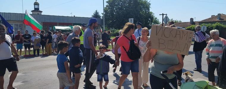 Жителите на Стожер излязоха на протест заради безводието (ВИДЕО)