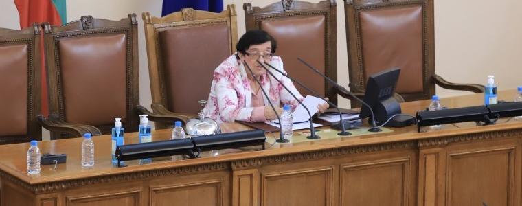 Новите депутати се заклеха, Мика Зайкова ги призова да съставят правителство