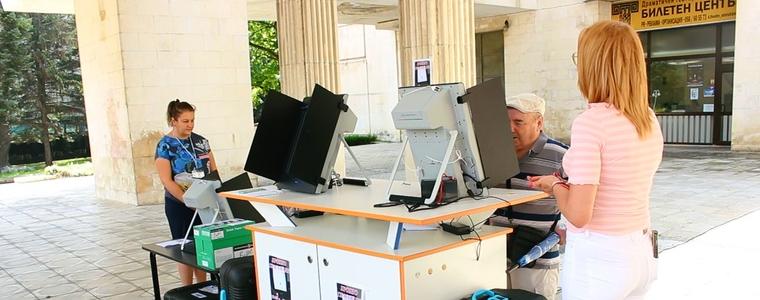Първите гласували пробно в Добрич вече не се страхуват от машините (ВИДЕО)