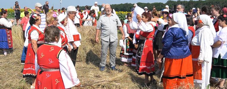 С празник на жътварската песен „Добруджански харман“ започна жътвата в Гурково (ВИДЕО)
