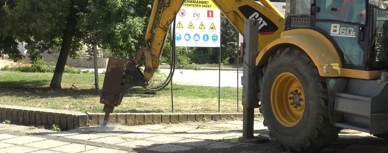 В ход е дългоочаквана цялостна реконструкция на площада в Крушари (ВИДЕО)