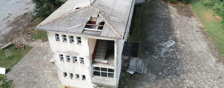 Буря изкърти покрива и прозорците на училището в Нова Камена (ВИДЕО)