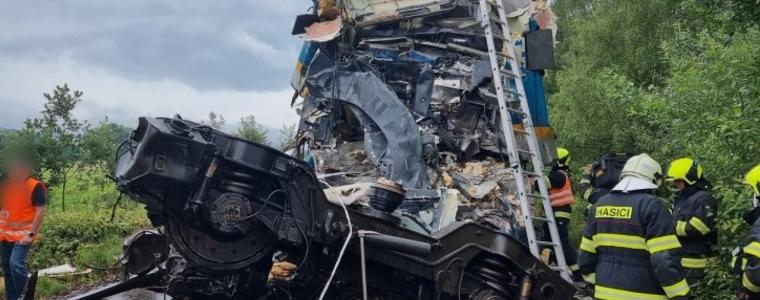 Двама загинали и десетки ранени при сблъсък на пътнически влакове в Чехия