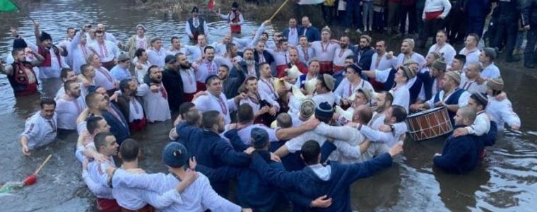 Оправдаха кмета на Калофер за мъжкото хоро в река Тунджа  