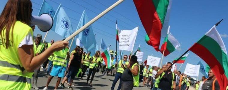 Пътни строители от Бургас и Шумен препречиха две магистрали