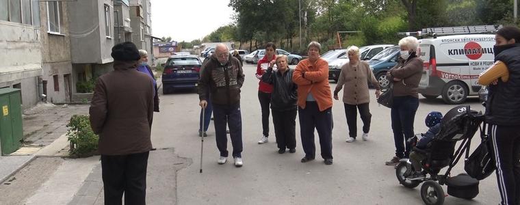 72 семейства от месеци живеят в смрад и мази, пълни с фекални води  (ВИДЕО)