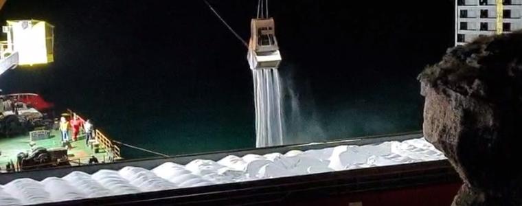 Азотна тор се изсипа в морето от кораба при акцията по разтоварването (ВИДЕО)