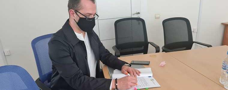 Кметът Йордан Йорданов подписа договора за ремонт на зала „Нели Божкова“
