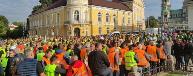 Мащабен протест на пътностроителния бранш блокира булевард "Цар Освободител"