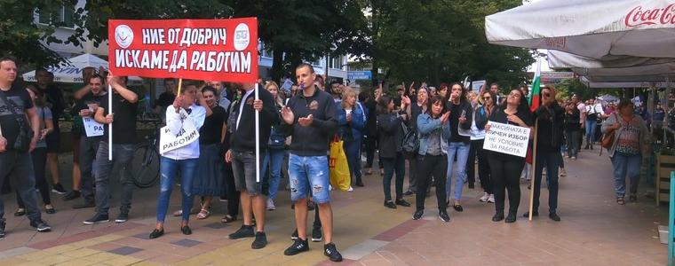 Собственици на заведения и техни служители протестираха в Добрич срещу ковид мерките (ВИДЕО)
