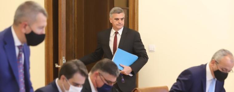 Три смени в новия служебен кабинет