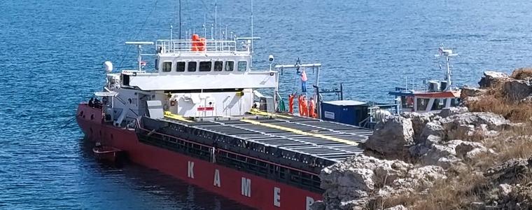 Укрепват с котви заседналия край Камен бряг кораб, преди да започне разтоварването