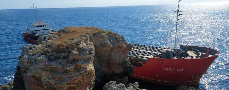Започва операцията по разтоварване на кораба, заседнал в района на Камен бряг