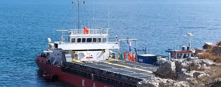 Аварийното звено на морската администрация е 20 души и няколко катера
