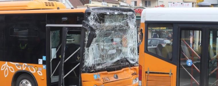 Два автобуса на градския транспорт катастрофираха в София