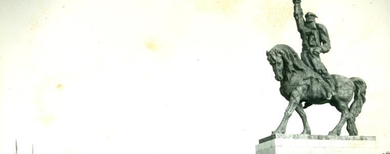 Фотоизложба  „40 години мемориален комплекс Хан Аспарух - гр. Добрич“ е подредена на площад „Свобода“