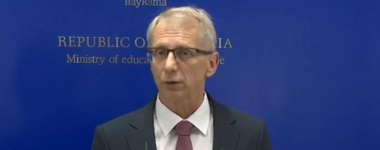 Още няма точна дата за връщане на учениците в клас