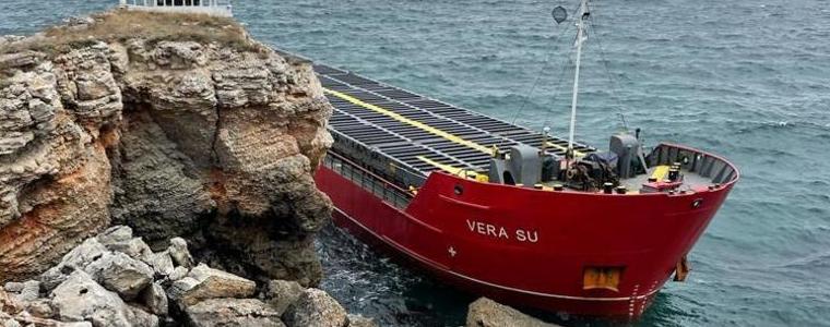 Стартира операцията по разтоварване на заседналия край Камен бряг кораб 