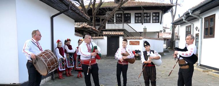  Децата на „Охридски“ празнуват в Стария Добрич (ВИДЕО)