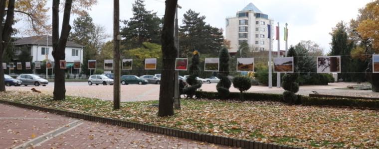 Изложба от фотоси, представящи есенна Добруджа, е подредена на  открито в Генерал Тошево 