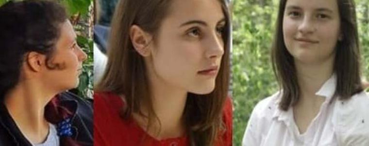 Яна и Адриана от езикова гимназия  с  одобрение за Ученическата сесия към УчИ-БАН
