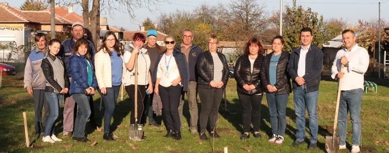 С нови 100 дръвчета Генерал Тошево посреща празника си (ВИДЕО)