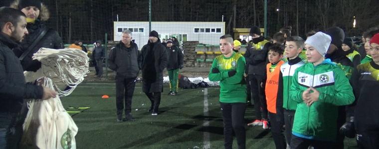 Феновете на „Добруджа“ зарадваха с подаръци всички деца от школата (ВИДЕО)