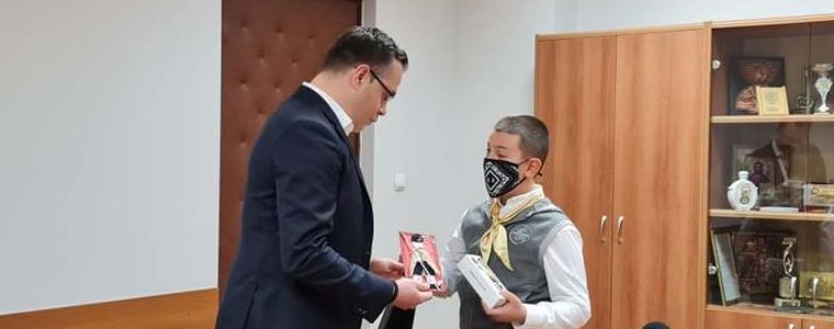 Кметът на Добрич награди победителите в общинския конкурс за коледна картичка 