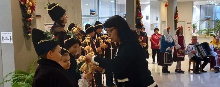 Малки коледари гостуваха в Община Каварна