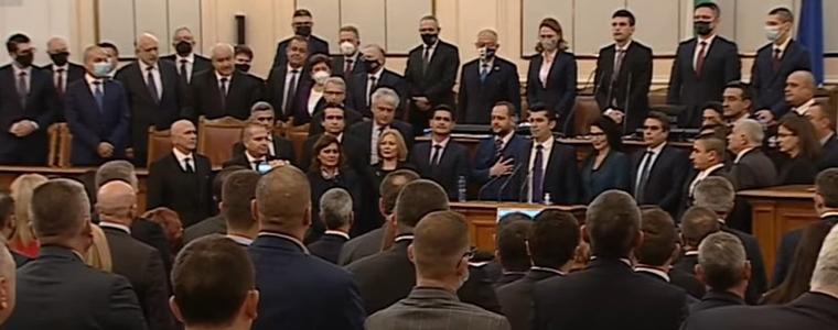 Парламентът одобри новото правителство с премиер Кирил Петков