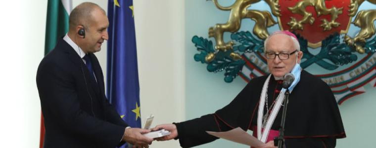 Посланикът на Ватикана получи орден „Мадарски конник“ от президента Радев