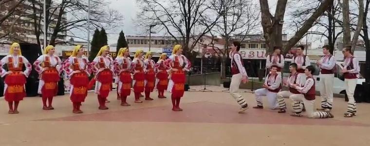 Представителна фолклорна танцова студия „Добруджа“ с коледен концерт (ВИДЕО)