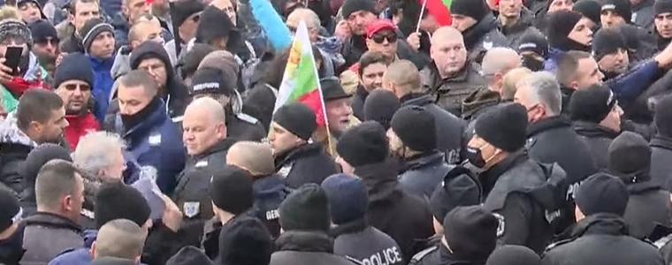 Безредици пред парламента по време на протеста днес