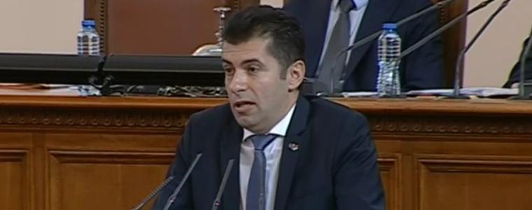 Кирил Петков не го е страх от "бял автобус", не иска да брои починали от COVID