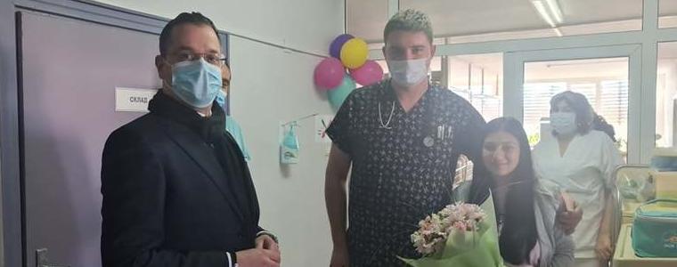 Кметът Йордан Йорданов  дари със златни монети първото бебе на Добрич