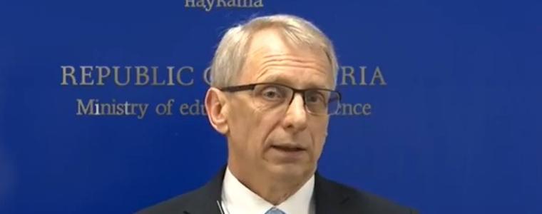 Министър Денков ще предложи пет неучебни дни между двата срока