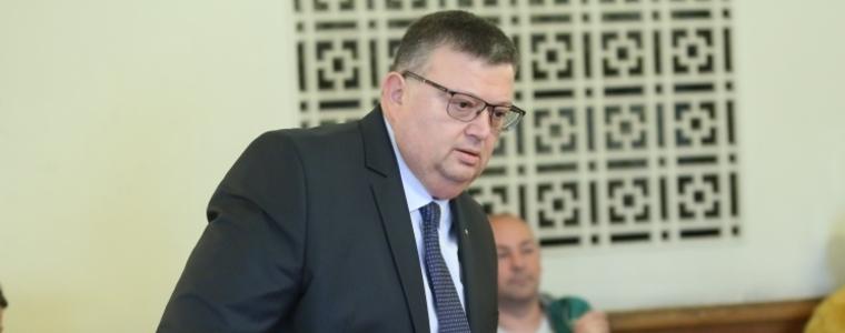 Отнет е достъпът до класифицирана информация на Сотир Цацаров