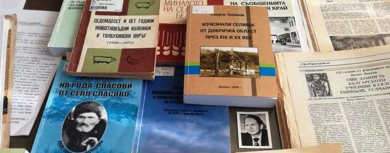 РБ „Дора Габе“ е подредена изложба, посветена на краеведа Георги Топалов