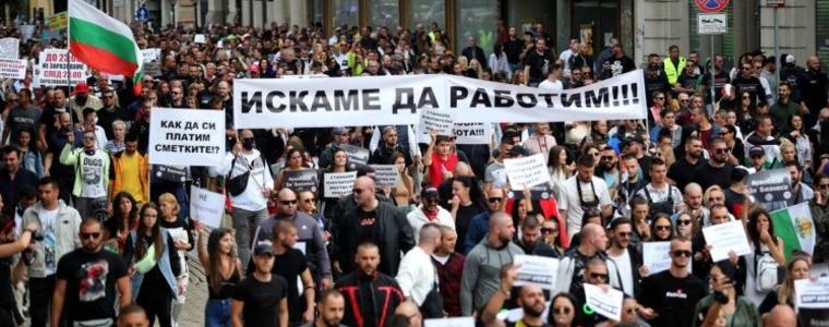 Заведенията търсят логиката на властта да гони ваксинираните на улицата