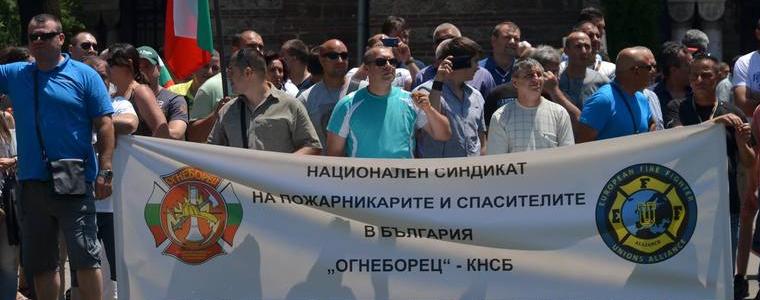 Пожарникари и полицаи излизат на протест