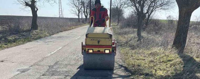 АПИ: Изкърпването на дупките по пътищата със студена асфалтова смес е аварийно и временно решение