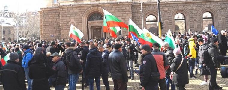 Членове и симпатизанти на ГЕРБ от Добрич участваха в протеста в подкрепа на Борисов