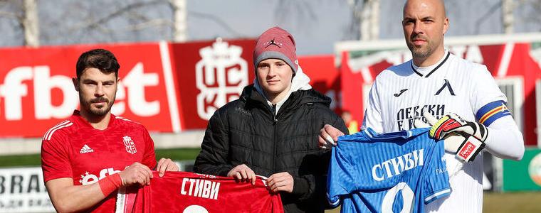 Фланелки на Бербатов и Мартин Петров на търга в подкрепа на Стиви, организиран от добричлията Милен Николов
