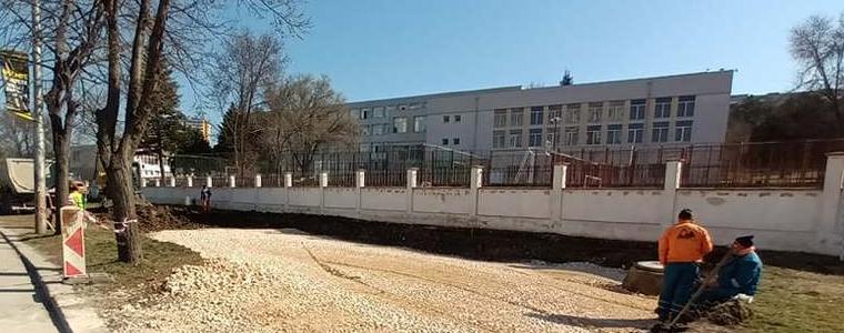 Изграждат паркинг до СУ “Св. Климент Охридски“ в Добрич