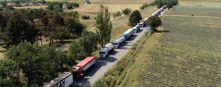 Камиони, превозващи зърно, блокираха пътя за ГКПП "Кулата"