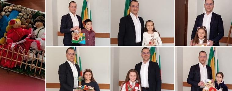 Кметът на Добрич награди победителите в конкурса „Мартеница ти дарявам“